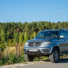 Szary SUV na tle lasu. Zastanawiasz się, co zrobić, żeby komornik nie zajął samochodu? Ten pojazd wygląda na solidny i gotowy do drogi.
