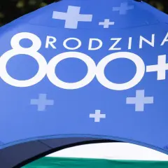 Niebieski namiot z białym napisem "RODZINA 800+" i symbolami krzyżyków.
