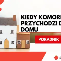 Drewniane domki symbolizują dom, a napis "Kiedy komornik przychodzi do domu" ostrzega przed problemami. Poradnik pomoże Ci w trudnej sytuacji.