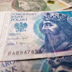Polskie banknoty 50 zł. Czy komornik może zająć rentę rodzinną na dziecko? Zabezpieczenie finansowe dla rodziny.