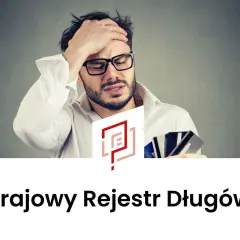 Zmartwiony mężczyzna z kartami kredytowymi w dłoni, zastanawia się, jak długo widnieje wpis w KRD.