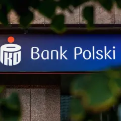 Znak "Bank Polski" z logo IKO. Zastanawiasz się, jak anulować wniosek o pożyczkę w IPKO? Sprawdź na stronie banku.