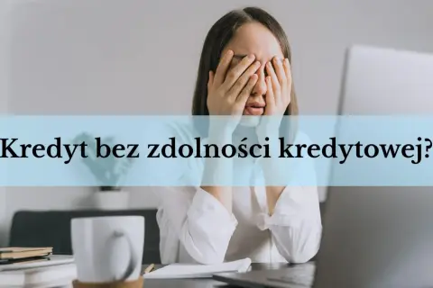 Kobieta z rękami na twarzy, zestresowana problemem trudne kredyty bez zdolności kredytowej.