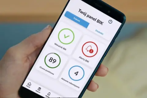 Aplikacja mobilna pokazuje, jak sprawdzić kogoś w BIK. Widoczny wskaźnik BIK, ocena punktowa 89, alerty i aktywne zobowiązania.
