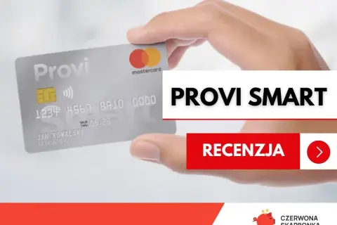 Dłoń trzyma srebrną kartę Provi Smart. Obok widnieje napis "RECENZJA", sugerujący analizę tej karty kredytowej.