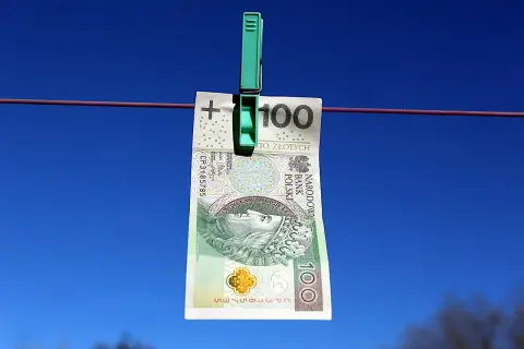 Sto złotych na sznurku, symbolizujące pozabankową konsolidację chwilówek.