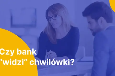 Kobieta i mężczyzna rozmawiają o finansach. Czy bank "widzi" chwilówki? Pytanie na żółtym tle.