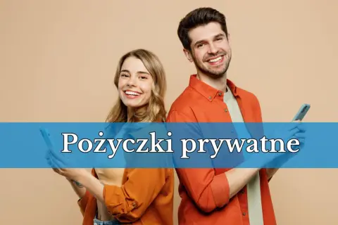 Uśmiechnięci młodzi ludzie z telefonami w rękach. Napis na niebieskim tle: "Pożyczki prywatne".