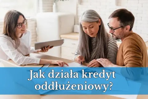 Doradca omawia z parą prywatny kredyt oddłużeniowy. Kobieta z siwymi włosami podpisuje dokumenty, mężczyzna patrzy z uwagą.