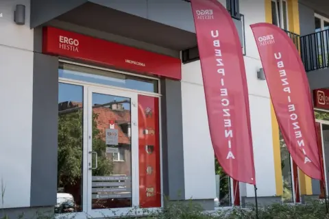 Eleganckie biuro ubezpieczeniowe Ergo Hestia z czerwonymi banerami.