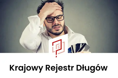 Zmartwiony mężczyzna z kartami kredytowymi w dłoni, zastanawia się, jak długo widnieje wpis w KRD.