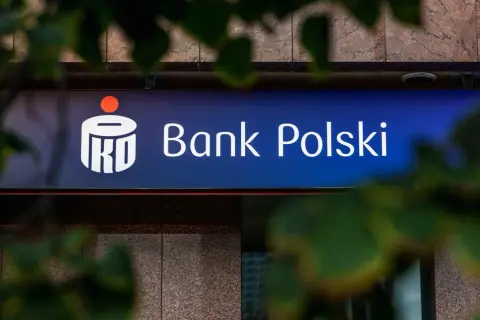Znak "Bank Polski" z logo IKO. Zastanawiasz się, jak anulować wniosek o pożyczkę w IPKO? Sprawdź na stronie banku.