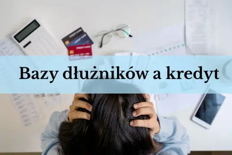 Stres z powodu długów i kredytów. Kalkulator, karty kredytowe, dokumenty i telefon leżą na biurku. Który skok nie sprawdza BIK?