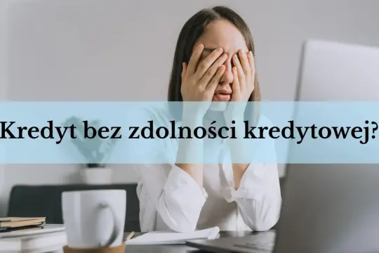 Kobieta z rękami na twarzy, zestresowana problemem trudne kredyty bez zdolności kredytowej.