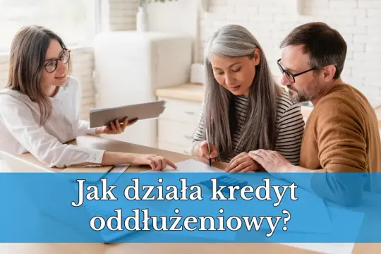 Doradca omawia z parą prywatny kredyt oddłużeniowy. Kobieta z siwymi włosami podpisuje dokumenty, mężczyzna patrzy z uwagą.