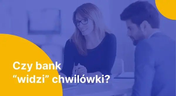 Kobieta i mężczyzna rozmawiają o finansach. Czy bank "widzi" chwilówki? Pytanie na żółtym tle.