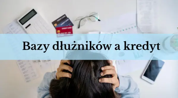 Stres z powodu długów i kredytów. Kalkulator, karty kredytowe, dokumenty i telefon leżą na biurku. Który skok nie sprawdza BIK?