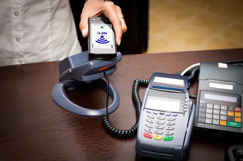 Osoba sprawdzająca telefon z aplikacją bankową w weekend