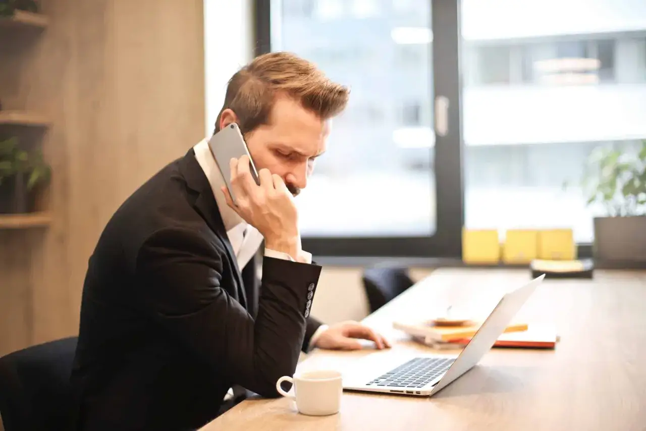 rozmowa z konsultantem przez telefon