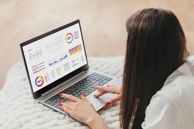 analityk finansowy sprawdzający dokumenty