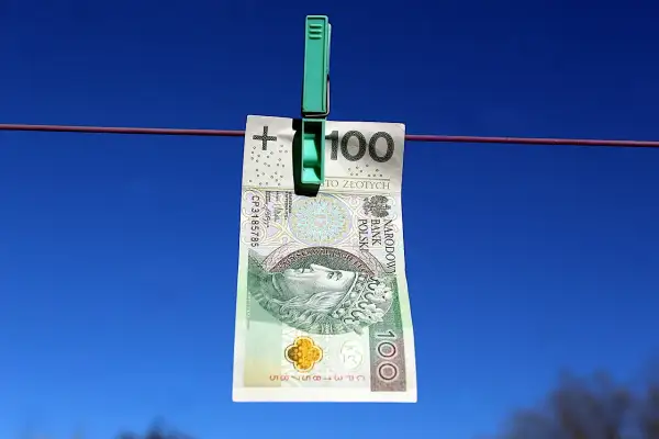 Sto złotych na sznurku, symbolizujące pozabankową konsolidację chwilówek.