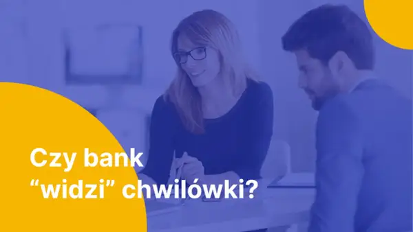 Kobieta i mężczyzna rozmawiają o finansach. Czy bank "widzi" chwilówki? Pytanie na żółtym tle.