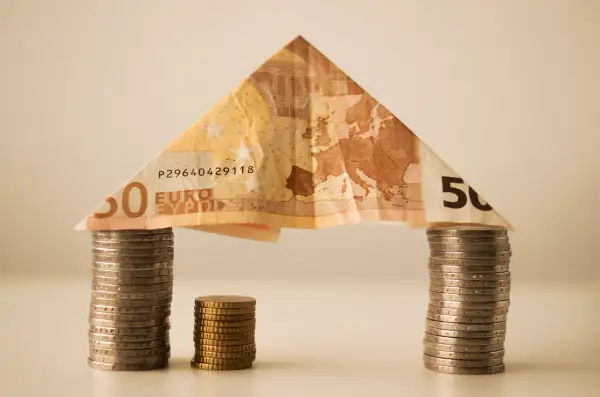 Złożona banknotem 50 euro "dach" nad monetami symbolizuje, kiedy umowa pożyczki jest nieważna.