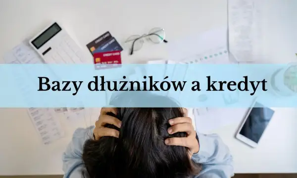 Stres z powodu długów i kredytów. Kalkulator, karty kredytowe, dokumenty i telefon leżą na biurku. Który skok nie sprawdza BIK?